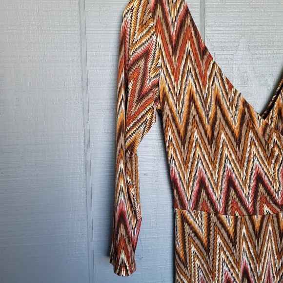 Maggy London Wrap Dress. Size 4 - Picture 4 of 6